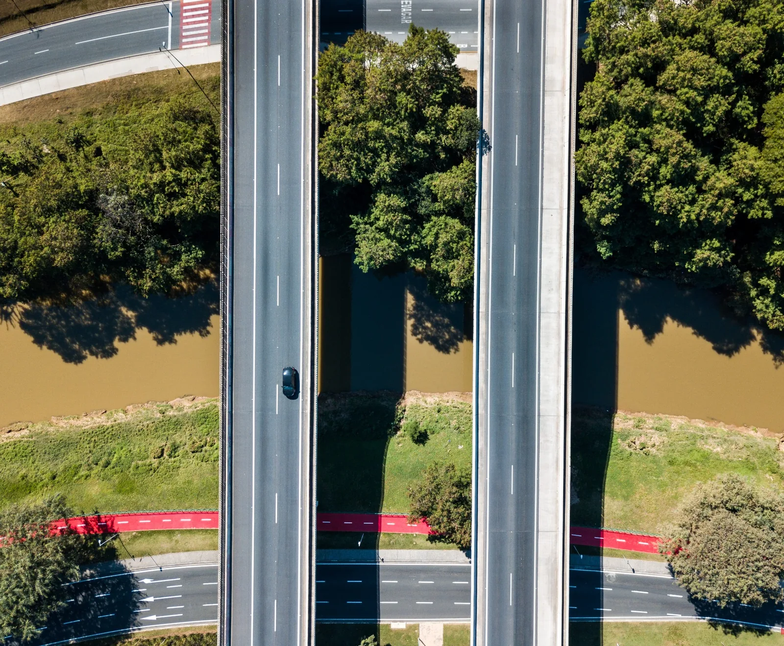 Registro aéreo da Ecoative de infraestrutura e curso d’água
